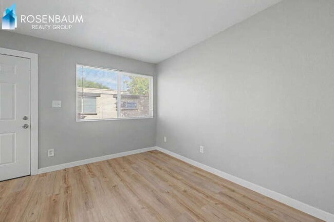Photo - 1925 W Village Dr Unidad 4