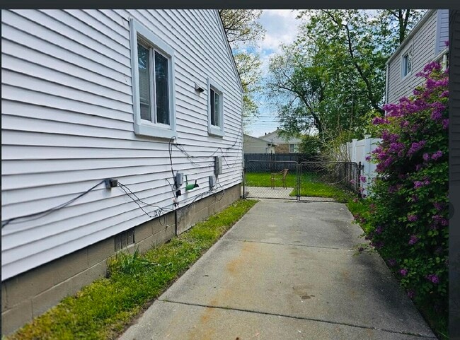 Photo - 27392 Osmun St
