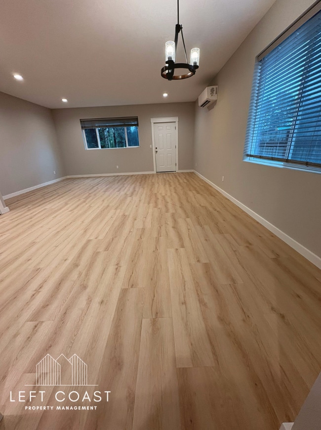 Photo - 425 SE Inlet Ave