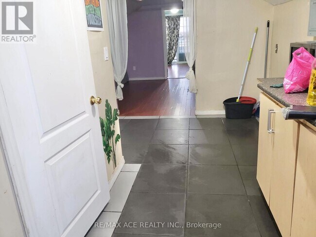 Photo - 7098 Goreway Dr