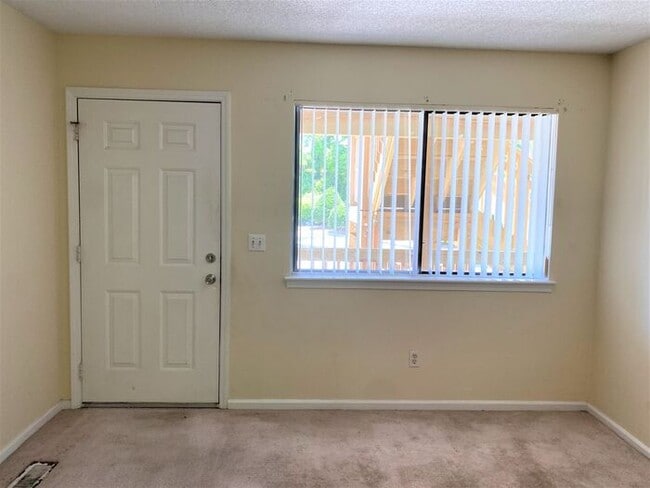 2BR Candle Wyck Community located on kerr Ave, Walk to UNCW, Shopping and Breweries Ground floor ...