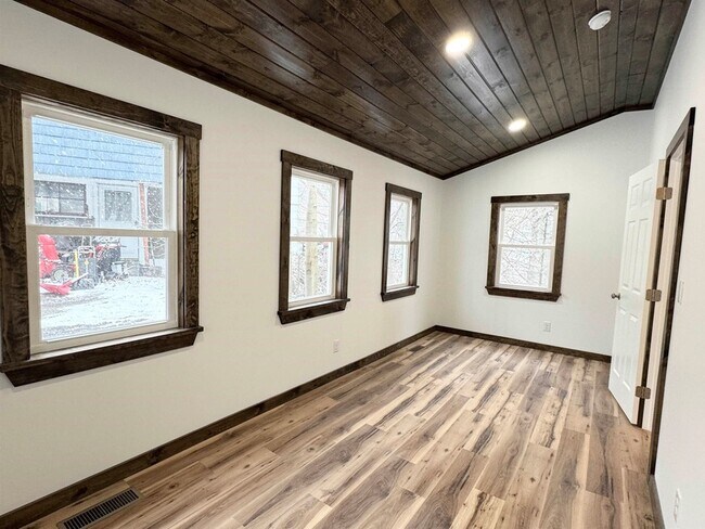 80 W Main St