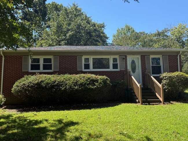 Building Photo - Three bedroom, 1 bath house in Burlington