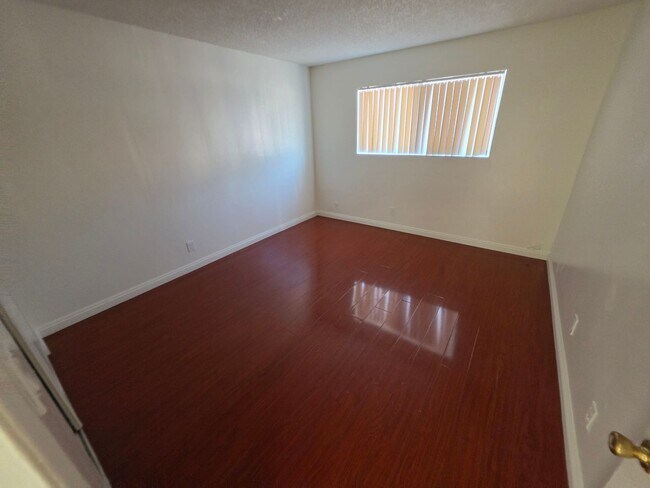 2703 E 57th St Unit 4