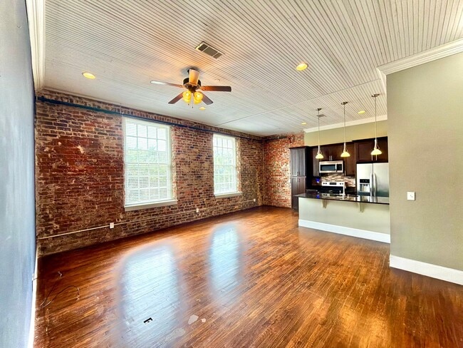 Photo - 427 College St