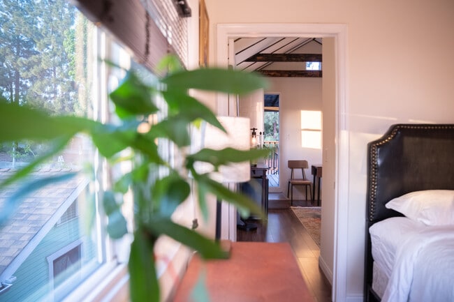 Building Photo - 1623 Campus Rd Unit B - Fully Furnished Rental