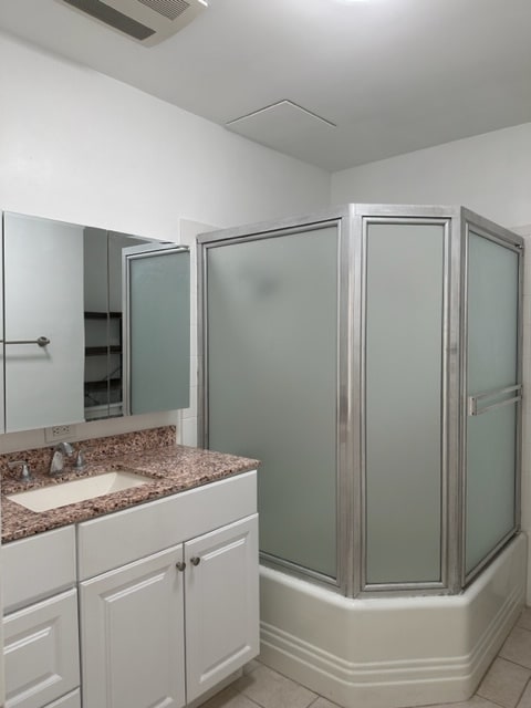 Full Bath - 8346 Manitoba St Unit 4