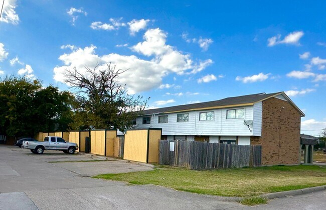 Photo - 2405 Doreen St