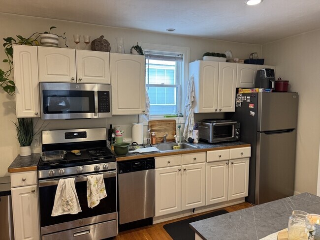 Building Photo - 682 E 7th St Unit 2 Rental