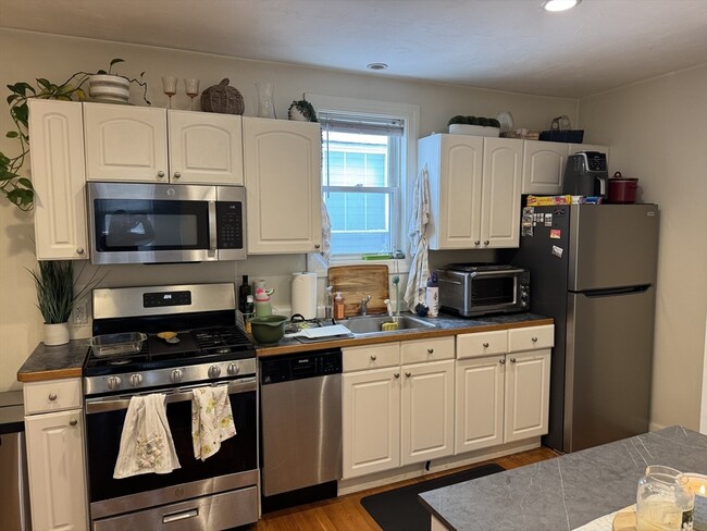 Photo - 682 E 7th St Apartment Unit 2