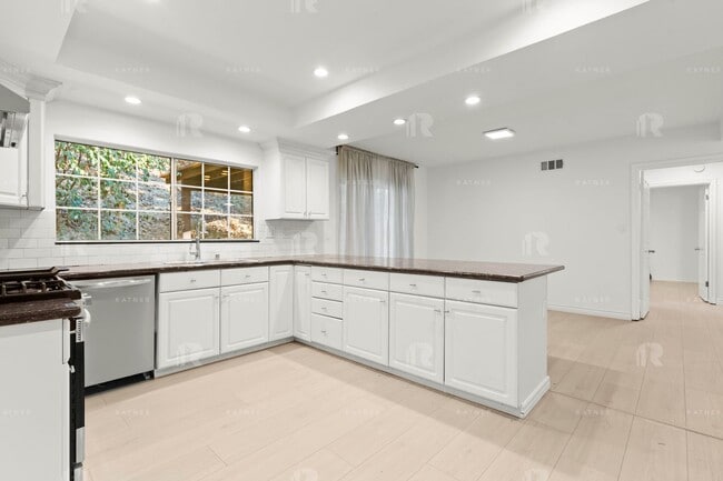 Photo - Newly Remodeled Huge Open Concept 4 Bed / ...
