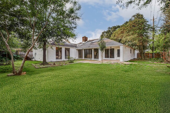 Building Photo - 10303 Chevy Chase Dr