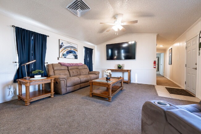 Photo - Fully Furnished 2-Bedroom Home with A Movi... Unidad 6