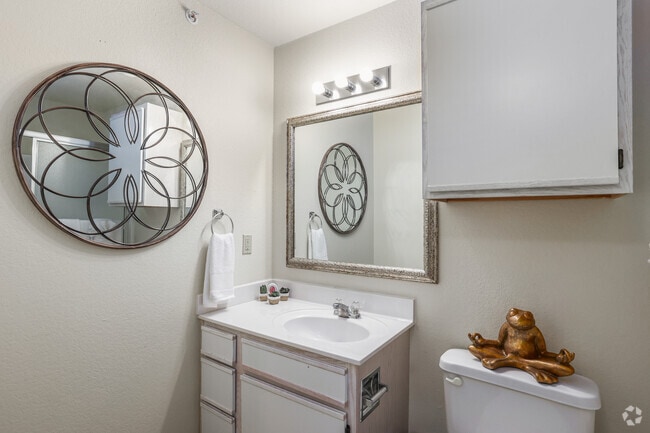 Custom - 1BD, 1BA - 665SF - Bathroom