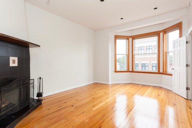 Photo - 2204 N Clybourn Ave Unidad 3 bed 2 bath in lincoln park