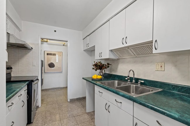 Photo - 2462 Rowntree Way