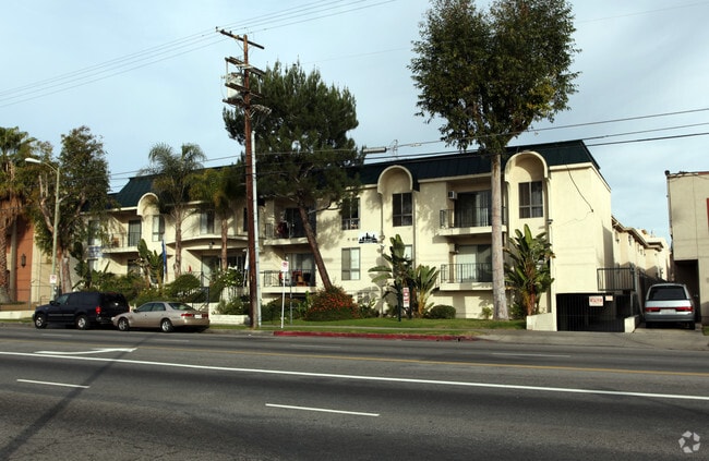 Building Photo - 20317 Saticoy St Rental