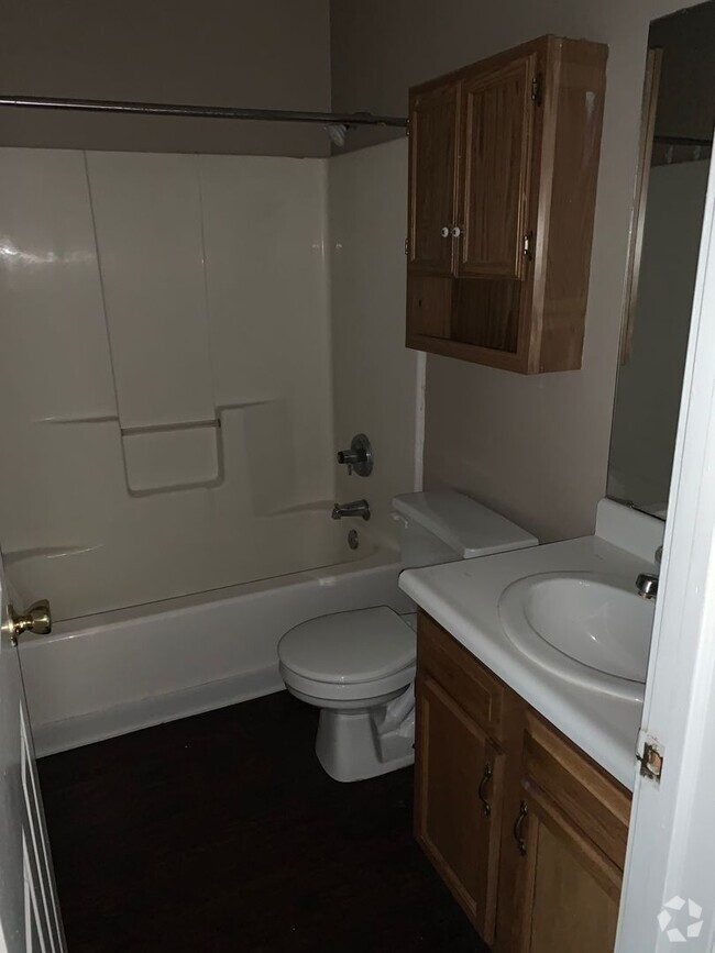 Building Photo - 2 bed 1 bath duplex Rental