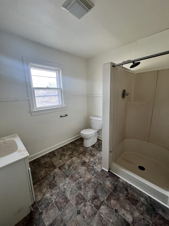 Photo - 609 W Broadway St