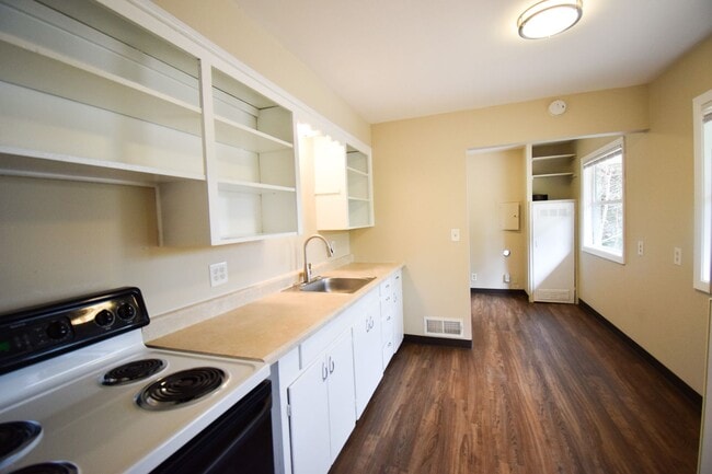 Building Photo - Charming 2 Bed 1 Bath single-level home in...