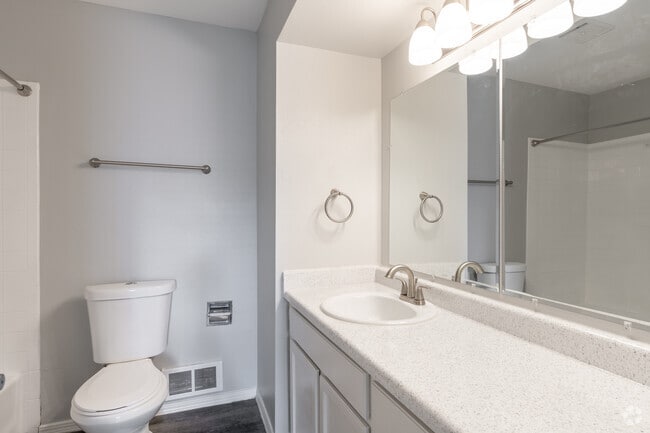 1BR, 1BA - 520SF - Bathroom