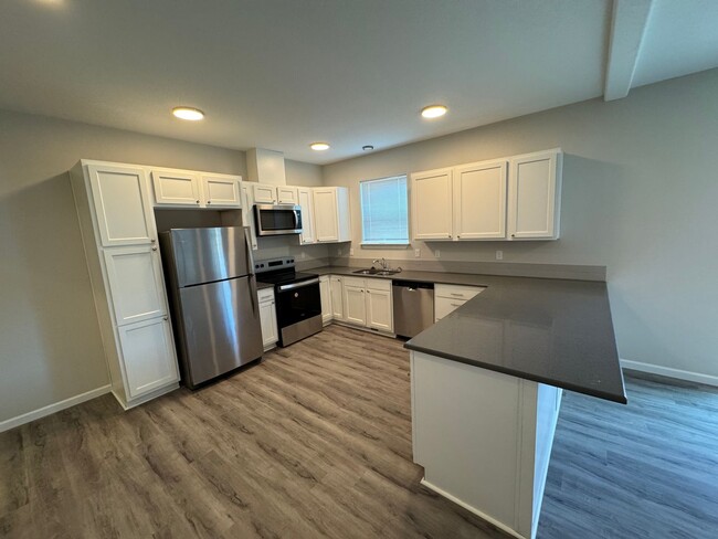 Brand New 3 Bed / 2.5 Bath Duplex! **$99 F... - Brand New 3 Bed / 2.5 Bath Duplex! **$99 F... House