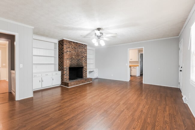 Photo - 140 Oak Park Dr