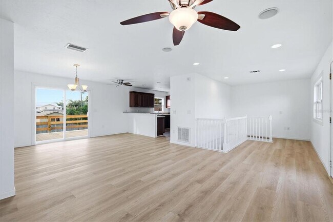 Photo - 515 46th St W