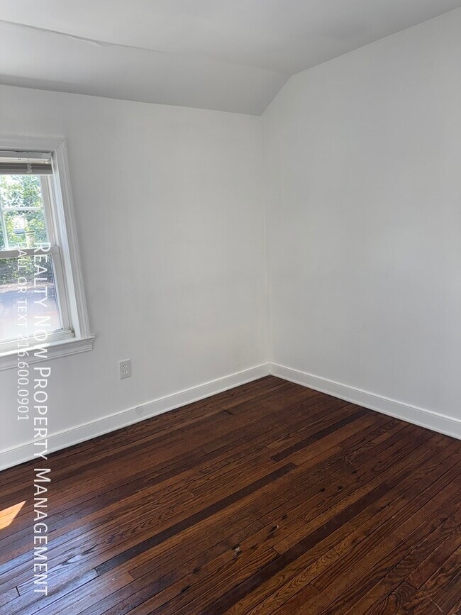 Photo - 3373 Colwyn Rd