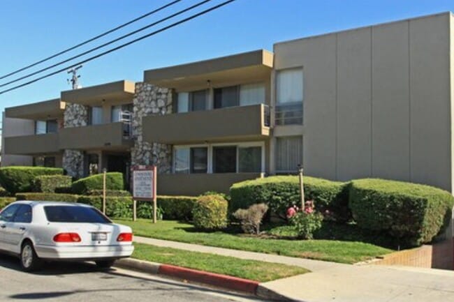 Building Photo - Commodore Apartments