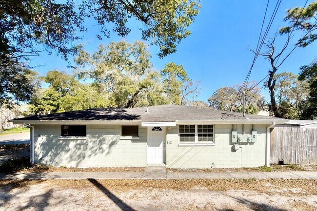 Photo - 5852 Monroe St