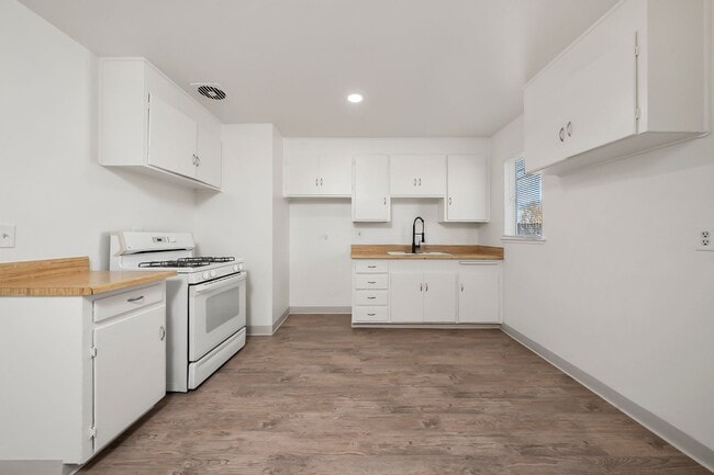 Photo - Cozy 2 Bedroom Home for Rent - Availabe Now