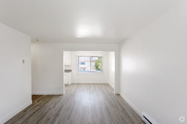 1BR, 1BA - 710SF - Living Room