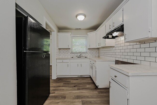 Photo - 2649 Roslyn Ave