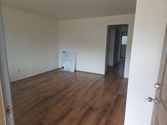 Photo - 300 Whitesell Ave W