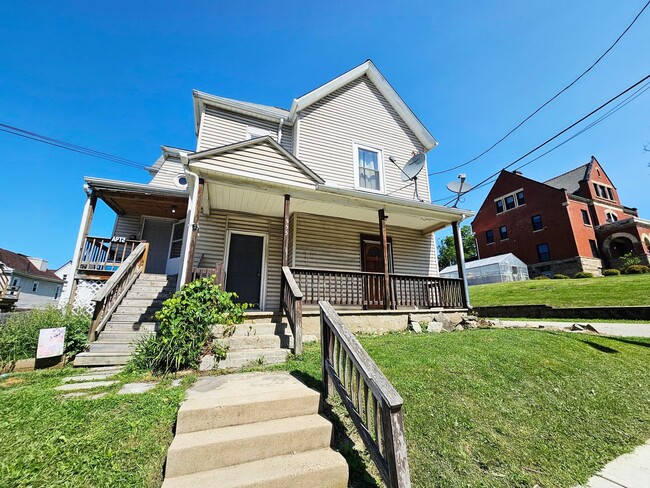 Building Photo - 555 W Hallam Ave Unit 1