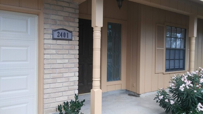 Building Photo - 2401 Mariposa Ln Rental