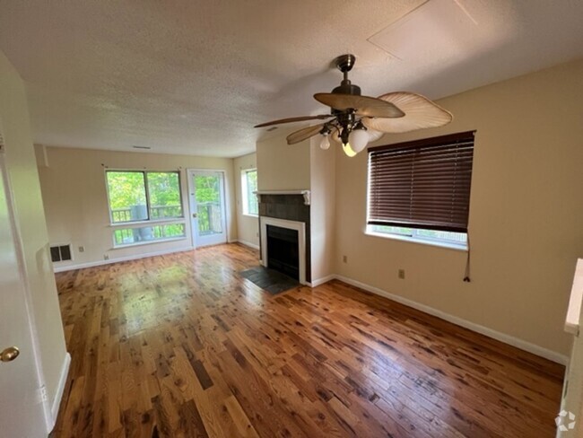 Building Photo - Distinguished 2-Bed Townhouse w/ In-Unit L...