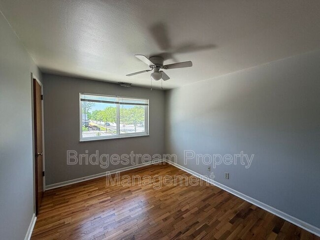 Photo - 92 W Franklin St