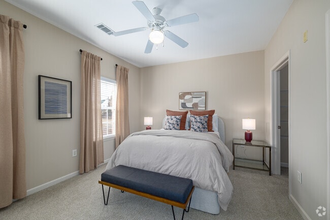 The Egret - 2 habitaciones, 2 baños - 1086 pies cuadrados - Dormitorio principal - River Run Apartment Homes