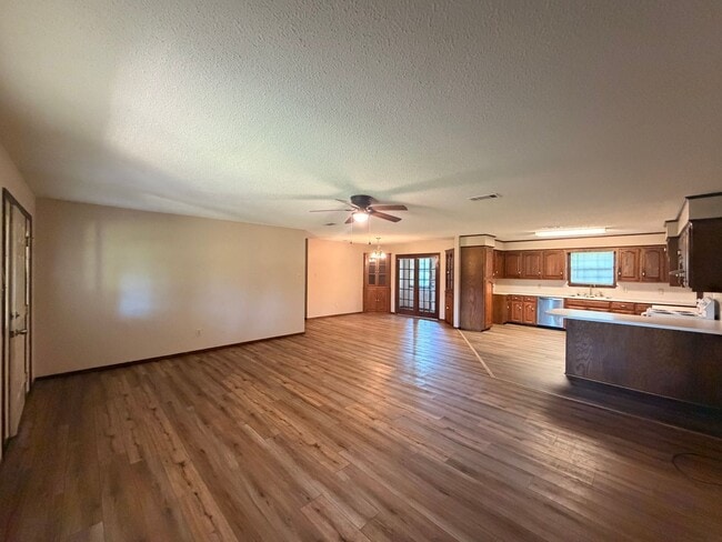 Photo - *Available July 6th**Discover a comfortable 3-bedroom, 2-bathroom home on the outskirts of Russel...