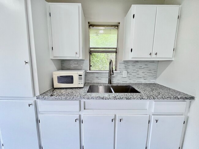 Building Photo - 3021 Sycamore Ave Unit 8