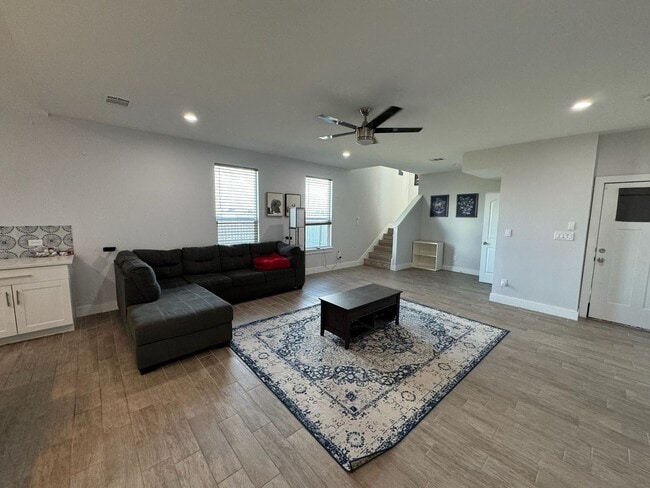 Photo - 127 Juanita Cir