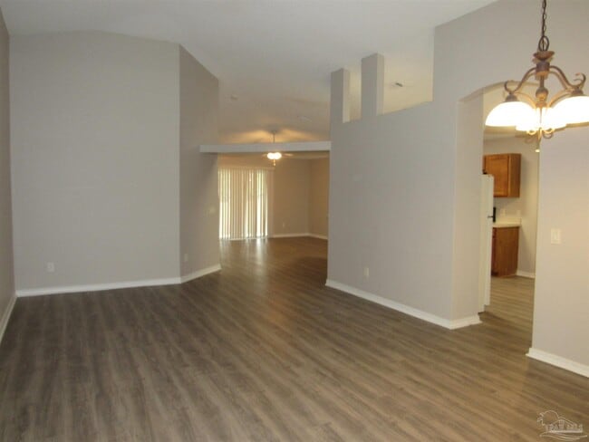 Photo - 608 Saleta St