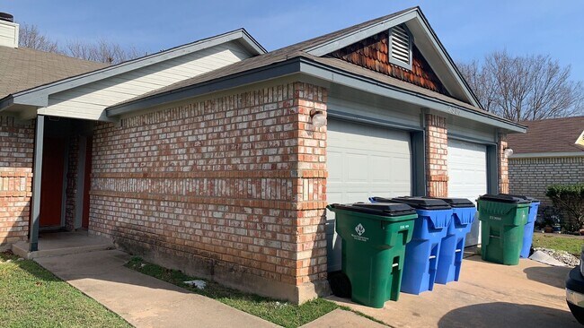 Photo - 2306 Fuzz Fairway Unidad A