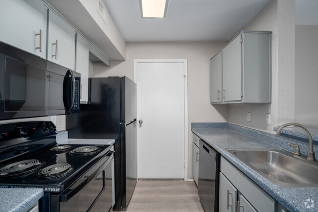 2BR, 2BA - 1,000SF - Kitchen