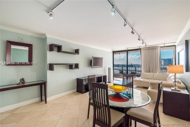 Photo - 555 NE 15th St Unidad 11J