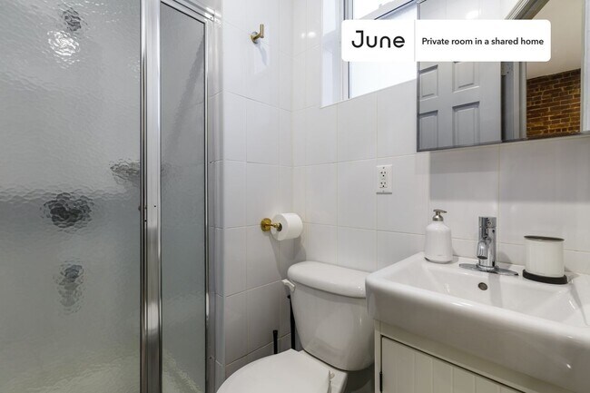 Room in Shared 4 bed/4 bath home in Midtown East