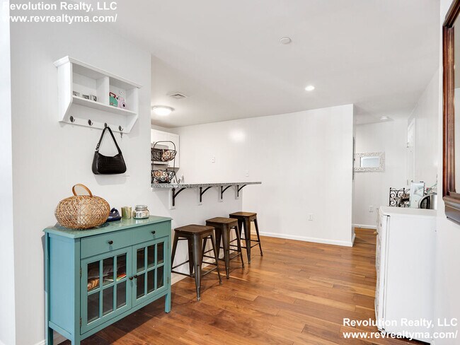 Photo - 165 W 6th St Unidad #A