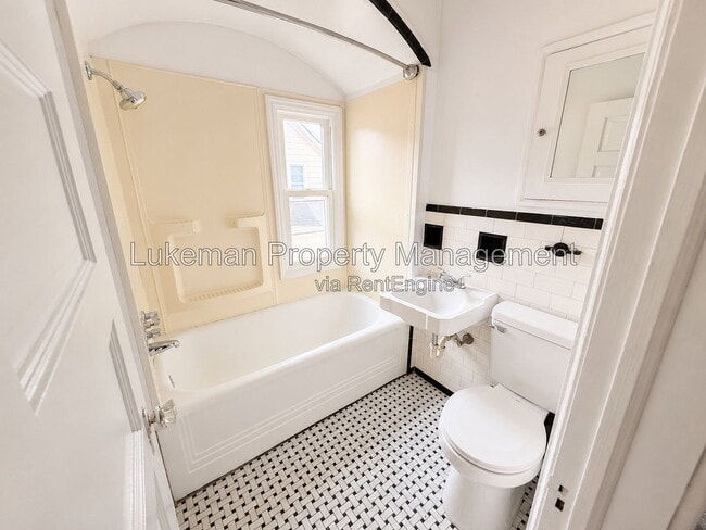 Photo - 917 Oak St